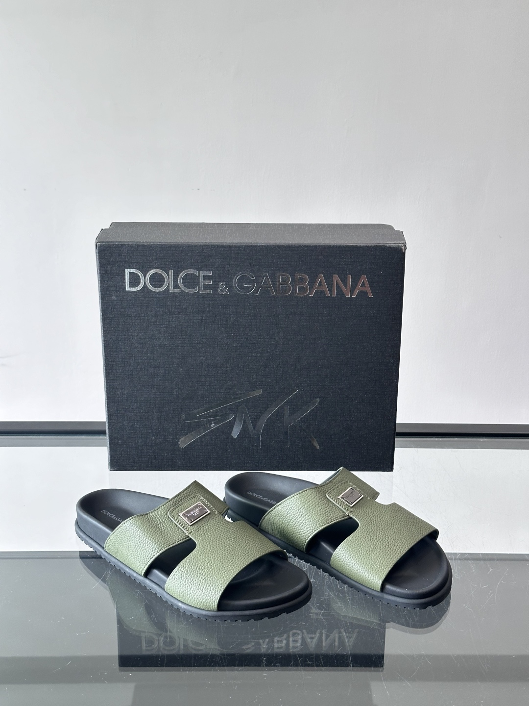 Dolce & Gabbana 真皮凉拖​​这款Dolce & Gabbana真皮凉拖，选用优质牛皮，颗