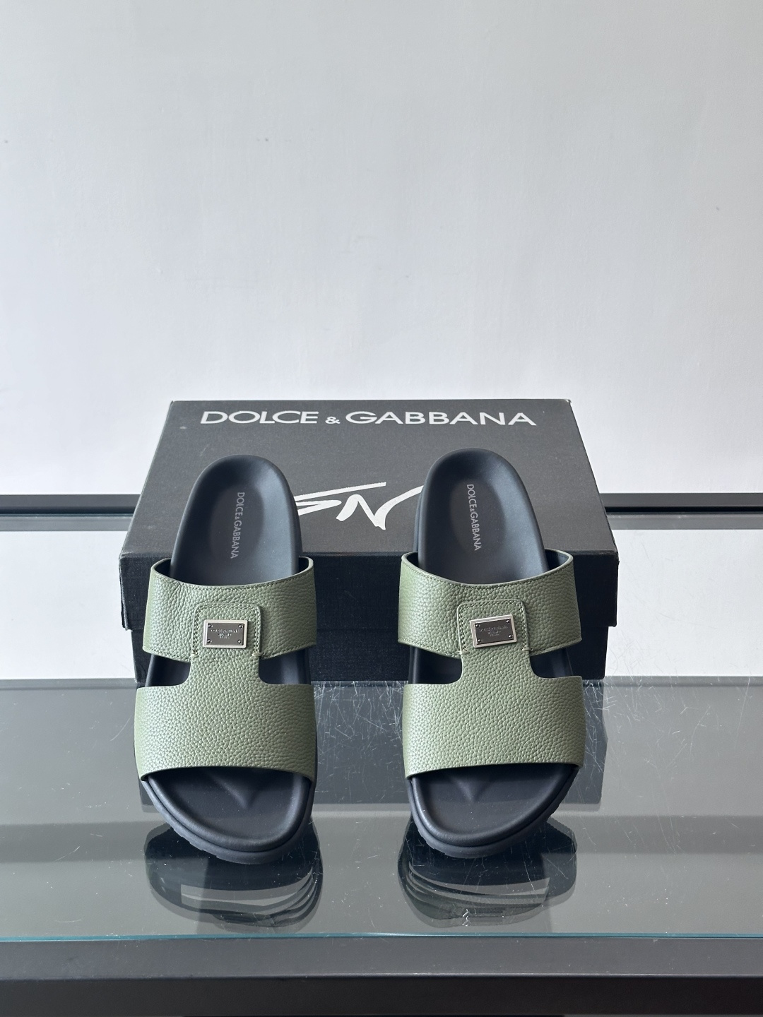 Dolce & Gabbana 真皮凉拖​​这款Dolce & Gabbana真皮凉拖，选用优质牛皮，颗