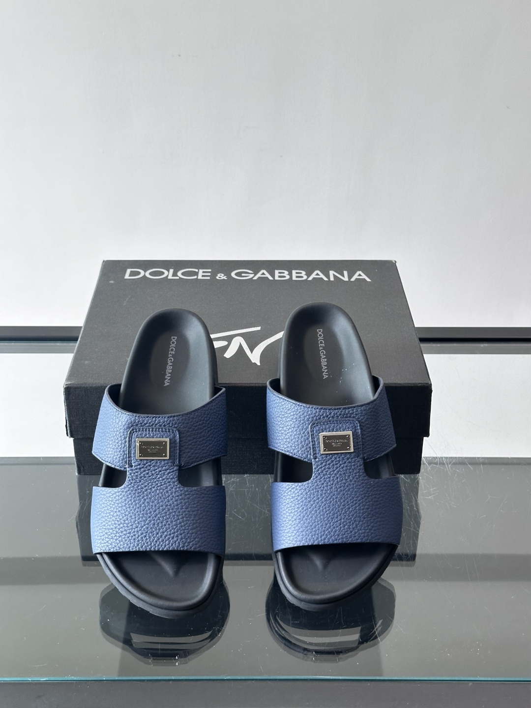 Dolce & Gabbana 真皮凉拖​​这款Dolce & Gabbana真皮凉拖，选用优质牛皮，颗