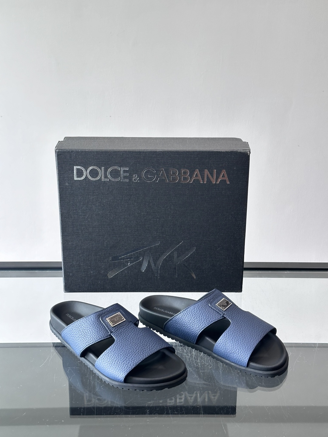 Dolce & Gabbana 真皮凉拖​​这款Dolce & Gabbana真皮凉拖，选用优质牛皮，颗