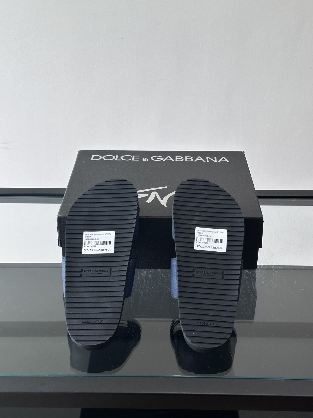 Dolce & Gabbana 真皮凉拖​​这款Dolce & Gabbana真皮凉拖，选用优质牛皮，颗