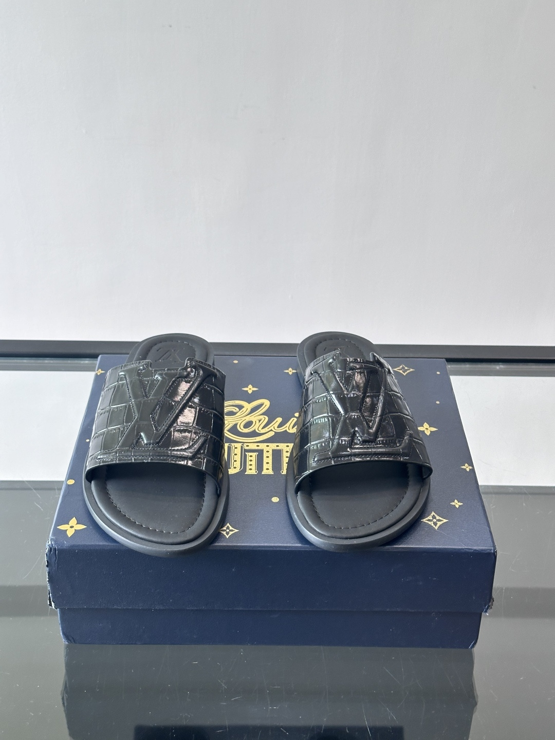 ​​✨LV Isola系列凉拖鞋，采用Monogram压花皮革，搭配橡胶鞋底，简约又有辨识度。鞋面“LV