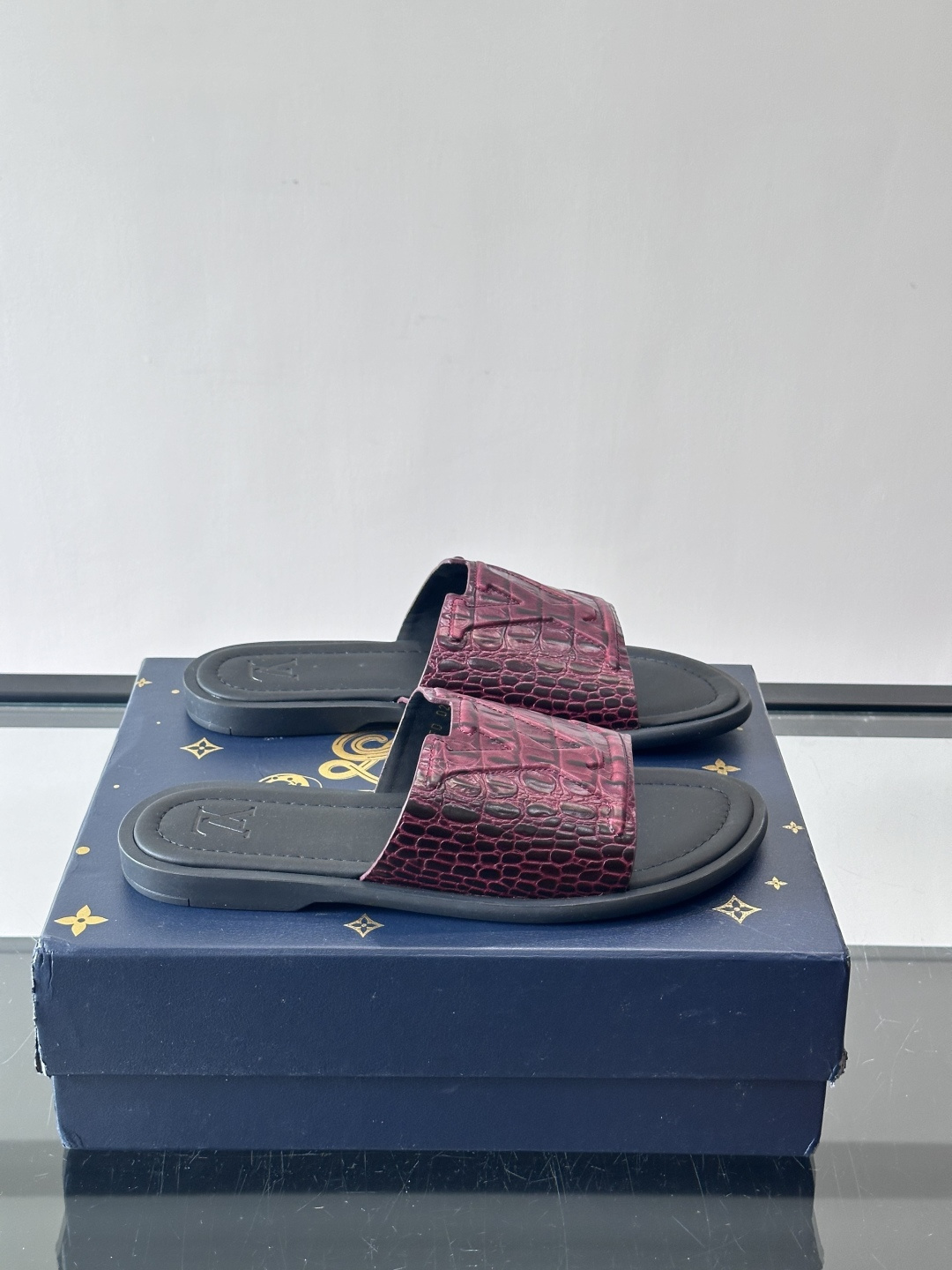 ​​✨LV Isola系列凉拖鞋，采用Monogram压花皮革，搭配橡胶鞋底，简约又有辨识度。鞋面“LV