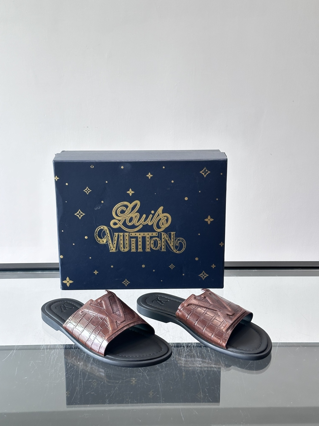 ​​✨LV Isola系列凉拖鞋，采用Monogram压花皮革，搭配橡胶鞋底，简约又有辨识度。鞋面“LV