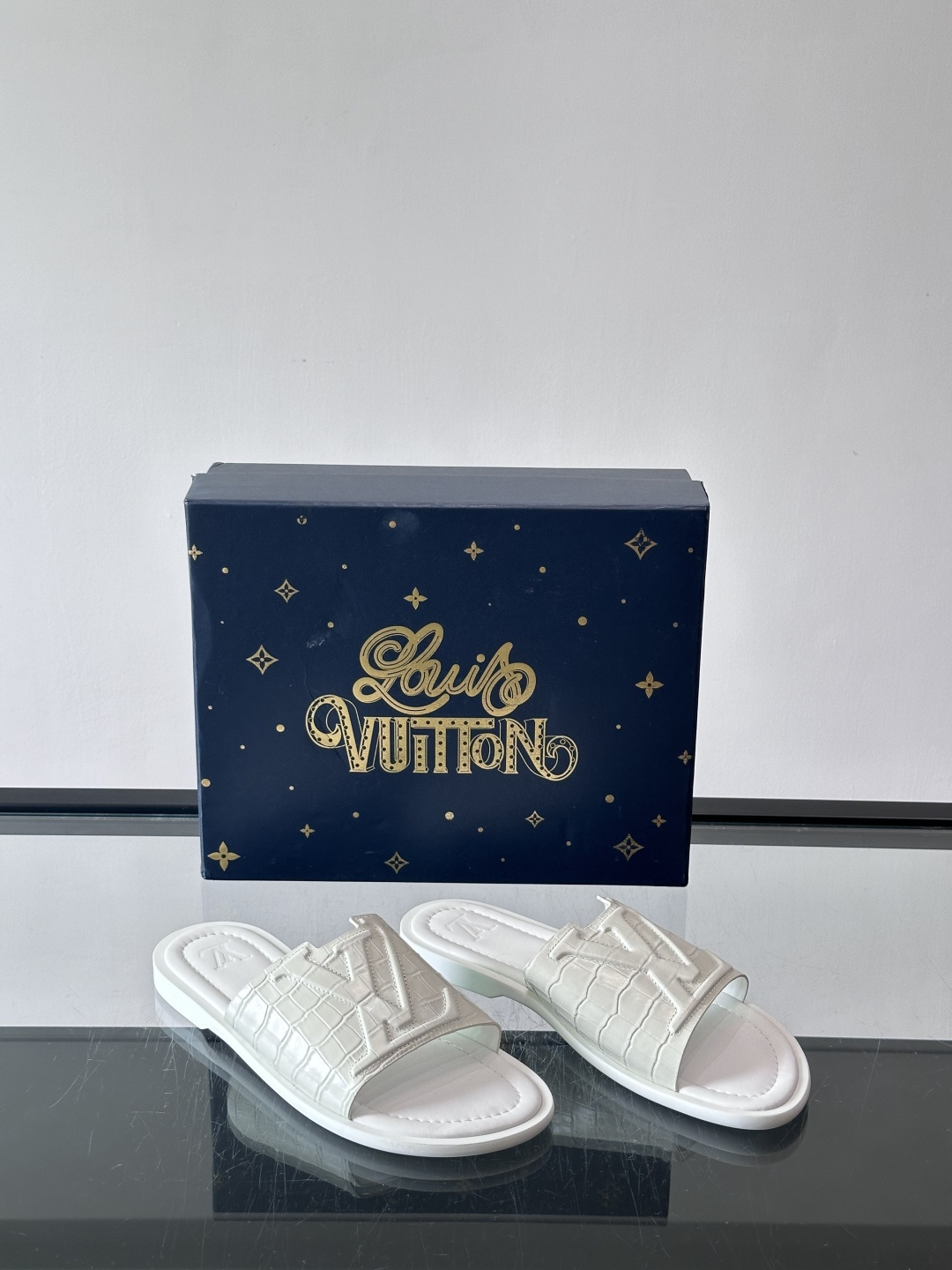 ​​✨LV Isola系列凉拖鞋，采用Monogram压花皮革，搭配橡胶鞋底，简约又有辨识度。鞋面“LV