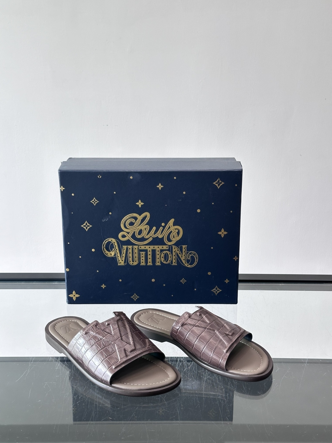 ​​✨LV Isola系列凉拖鞋，采用Monogram压花皮革，搭配橡胶鞋底，简约又有辨识度。鞋面“LV