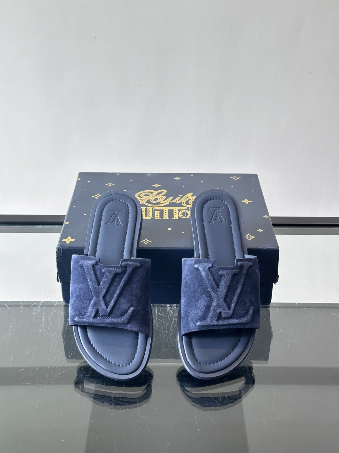 ​​✨LV Isola系列凉拖鞋，采用Monogram压花皮革，搭配橡胶鞋底，简约又有辨识度。鞋面“LV