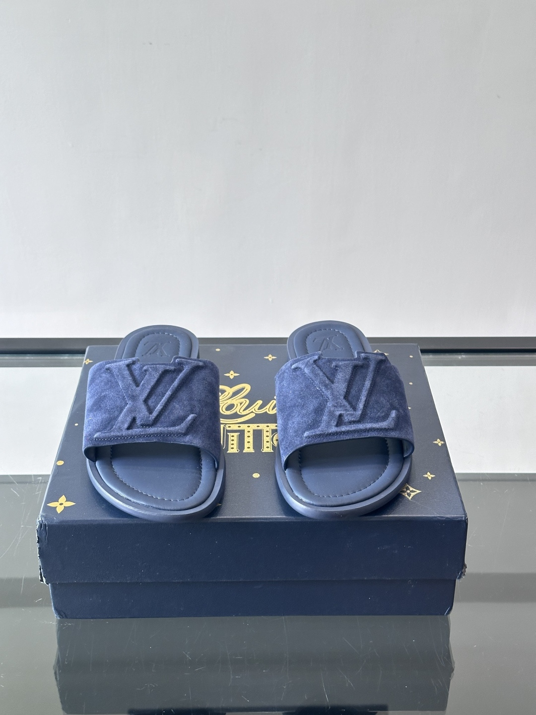 ​​✨LV Isola系列凉拖鞋，采用Monogram压花皮革，搭配橡胶鞋底，简约又有辨识度。鞋面“LV