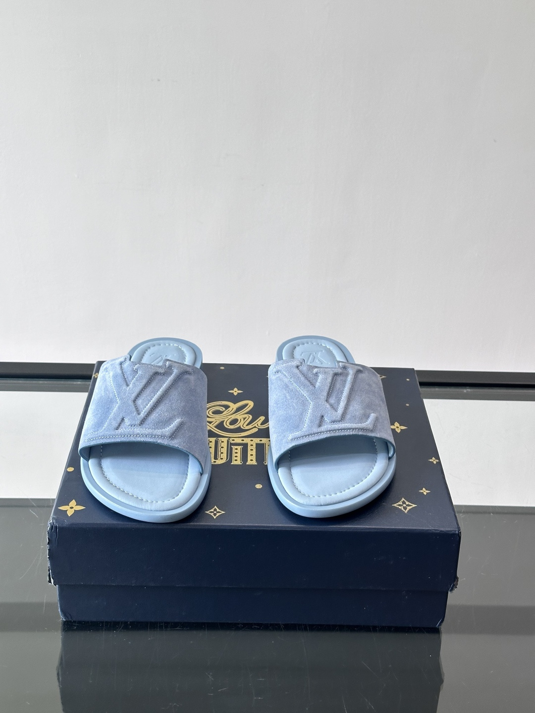 ​​✨LV Isola系列凉拖鞋，采用Monogram压花皮革，搭配橡胶鞋底，简约又有辨识度。鞋面“LV