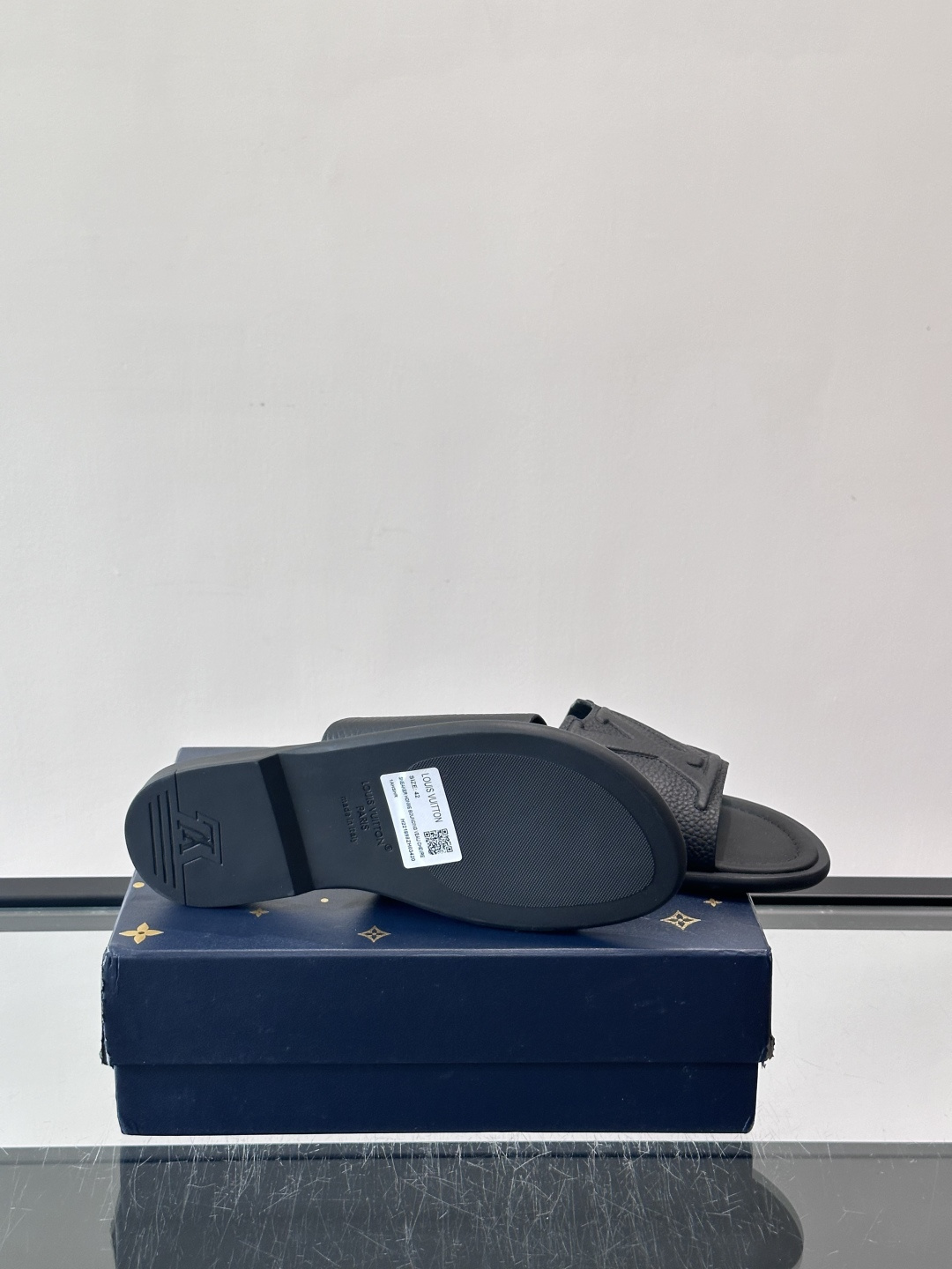 ​​✨LV Isola系列凉拖鞋，采用Monogram压花皮革，搭配橡胶鞋底，简约又有辨识度。鞋面“LV