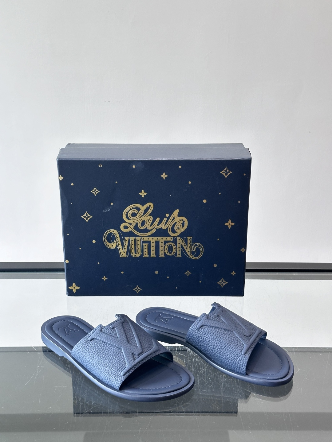 ​​✨LV Isola系列凉拖鞋，采用Monogram压花皮革，搭配橡胶鞋底，简约又有辨识度。鞋面“LV
