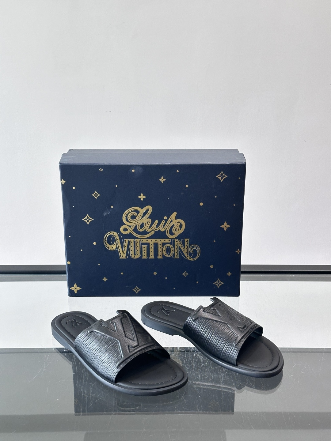 ​​✨LV Isola系列凉拖鞋，采用Monogram压花皮革，搭配橡胶鞋底，简约又有辨识度。鞋面“LV