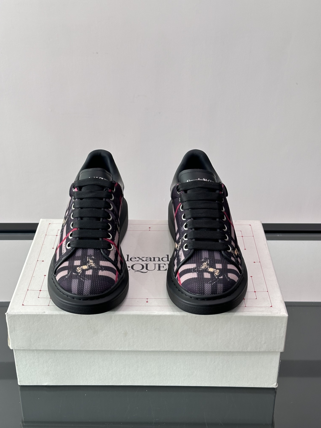 Alexander McQueen&Burberry这款运动鞋采用经典格纹设计，黑白红配色+骑士图案，英
