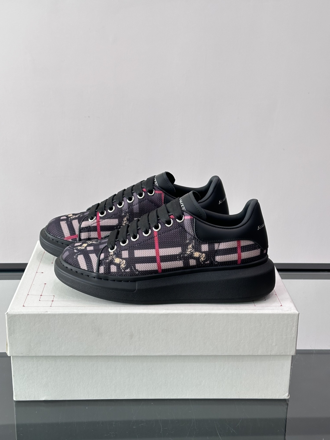 Alexander McQueen&Burberry这款运动鞋采用经典格纹设计，黑白红配色+骑士图案，英