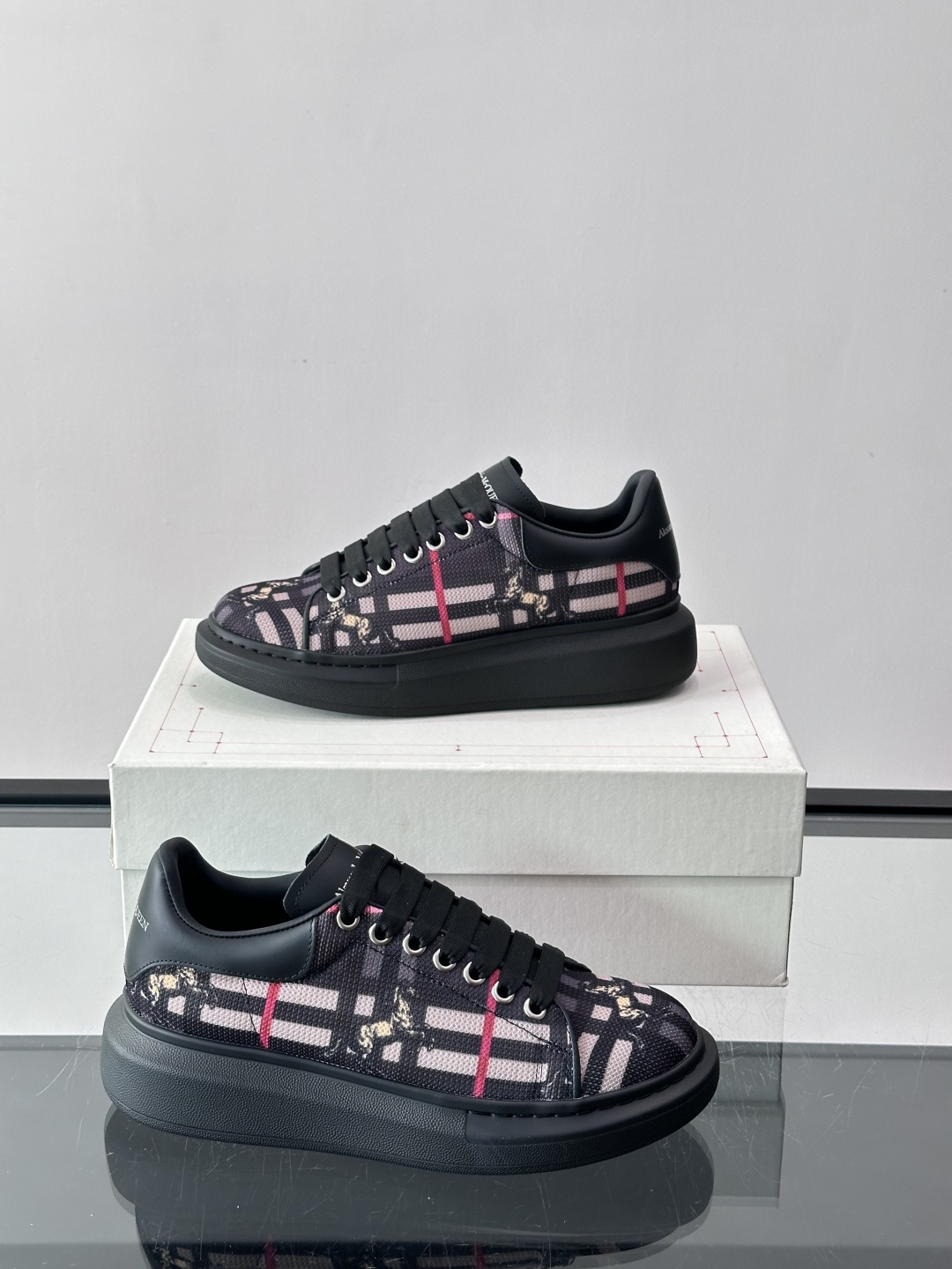 Alexander McQueen&Burberry这款运动鞋采用经典格纹设计，黑白红配色+骑士图案，英