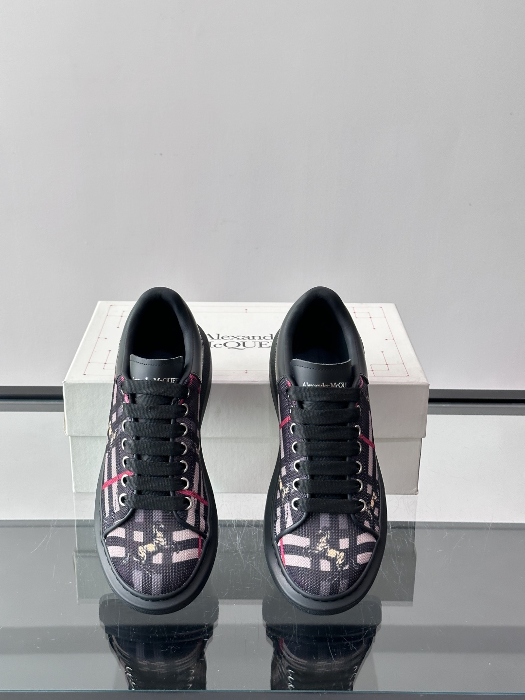 Alexander McQueen&Burberry这款运动鞋采用经典格纹设计，黑白红配色+骑士图案，英