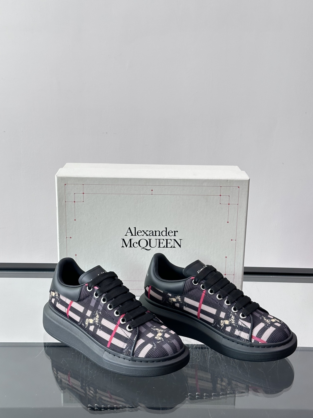 Alexander McQueen&Burberry这款运动鞋采用经典格纹设计，黑白红配色+骑士图案，英
