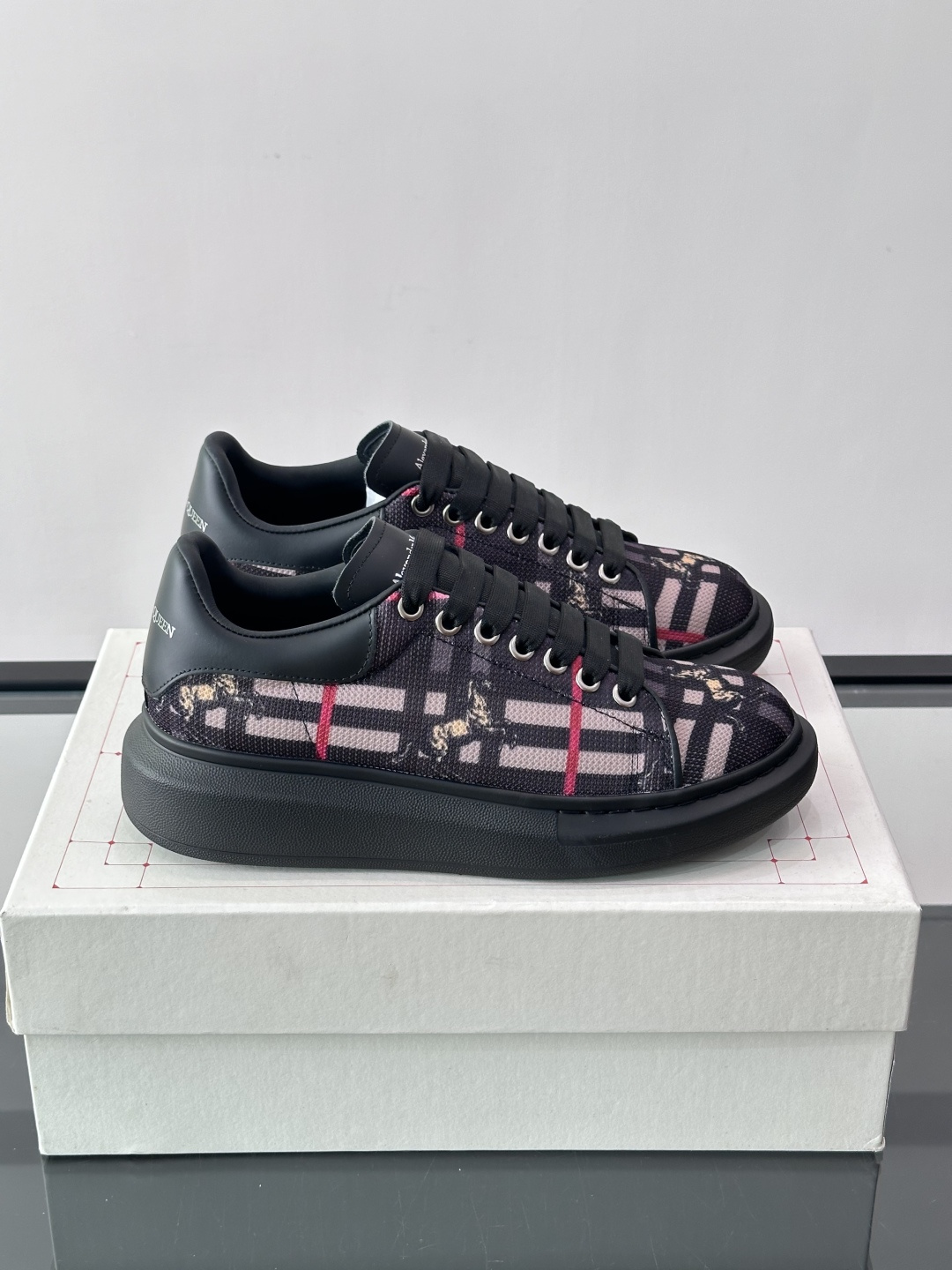 Alexander McQueen&Burberry这款运动鞋采用经典格纹设计，黑白红配色+骑士图案，英