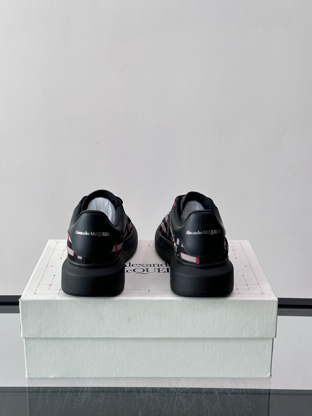 Alexander McQueen&Burberry这款运动鞋采用经典格纹设计，黑白红配色+骑士图案，英