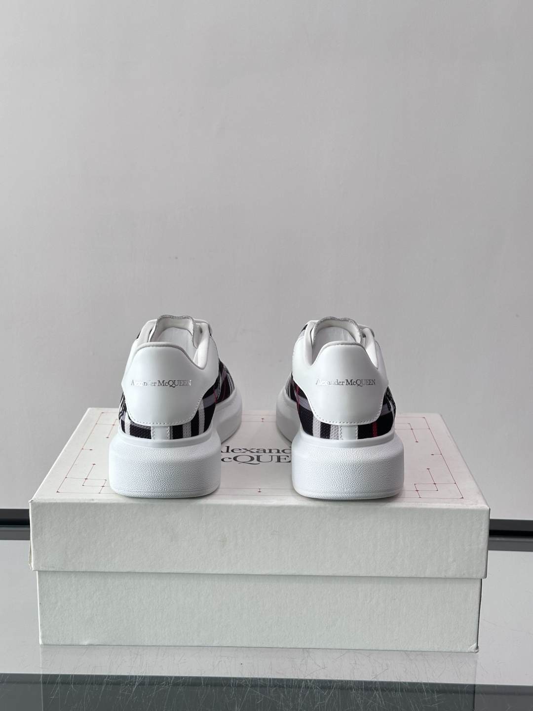 Alexander McQueen&Burberry这款运动鞋采用经典格纹设计，黑白红配色+骑士图案，英