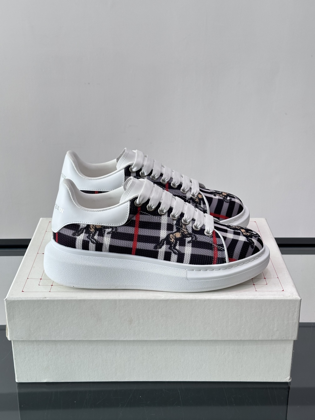 Alexander McQueen&Burberry这款运动鞋采用经典格纹设计，黑白红配色+骑士图案，英