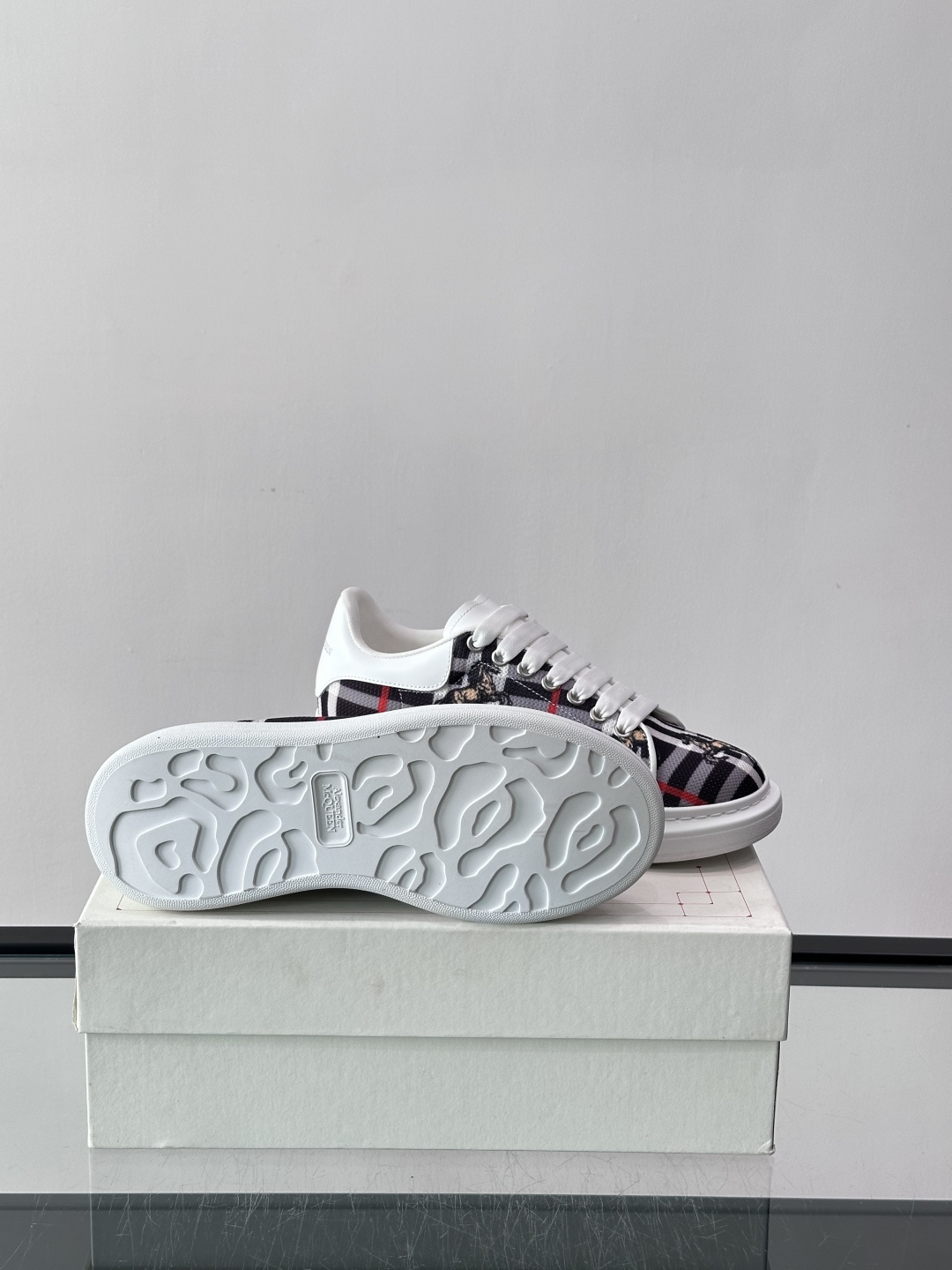 Alexander McQueen&Burberry这款运动鞋采用经典格纹设计，黑白红配色+骑士图案，英