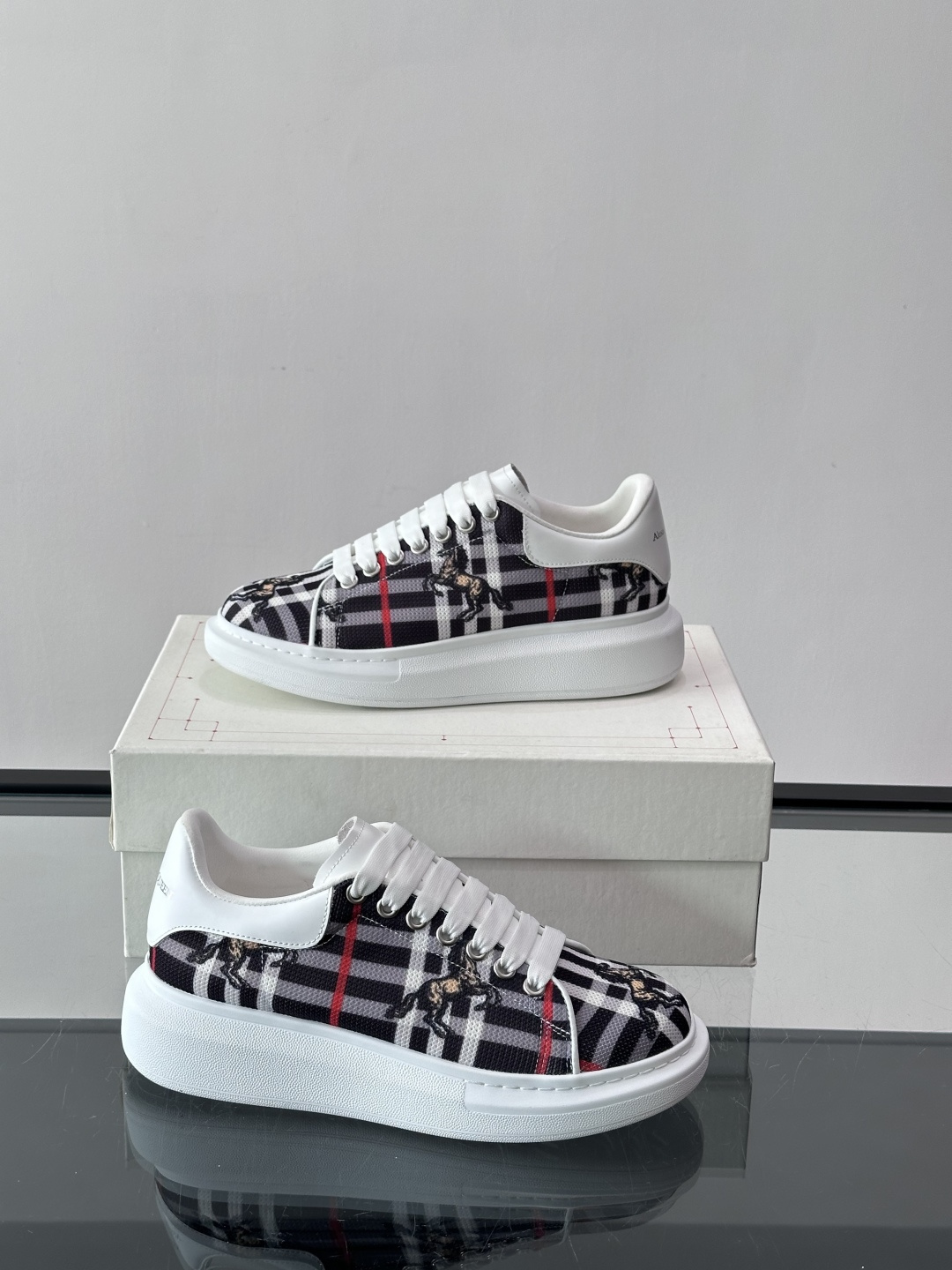 Alexander McQueen&Burberry这款运动鞋采用经典格纹设计，黑白红配色+骑士图案，英