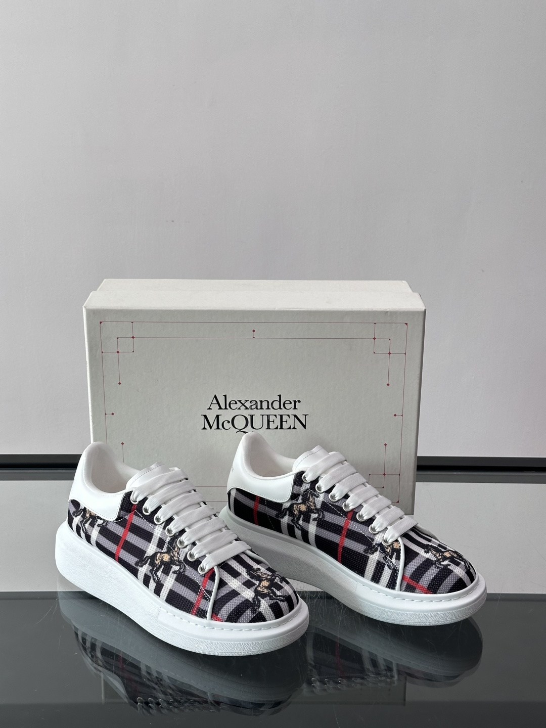 Alexander McQueen&Burberry这款运动鞋采用经典格纹设计，黑白红配色+骑士图案，英