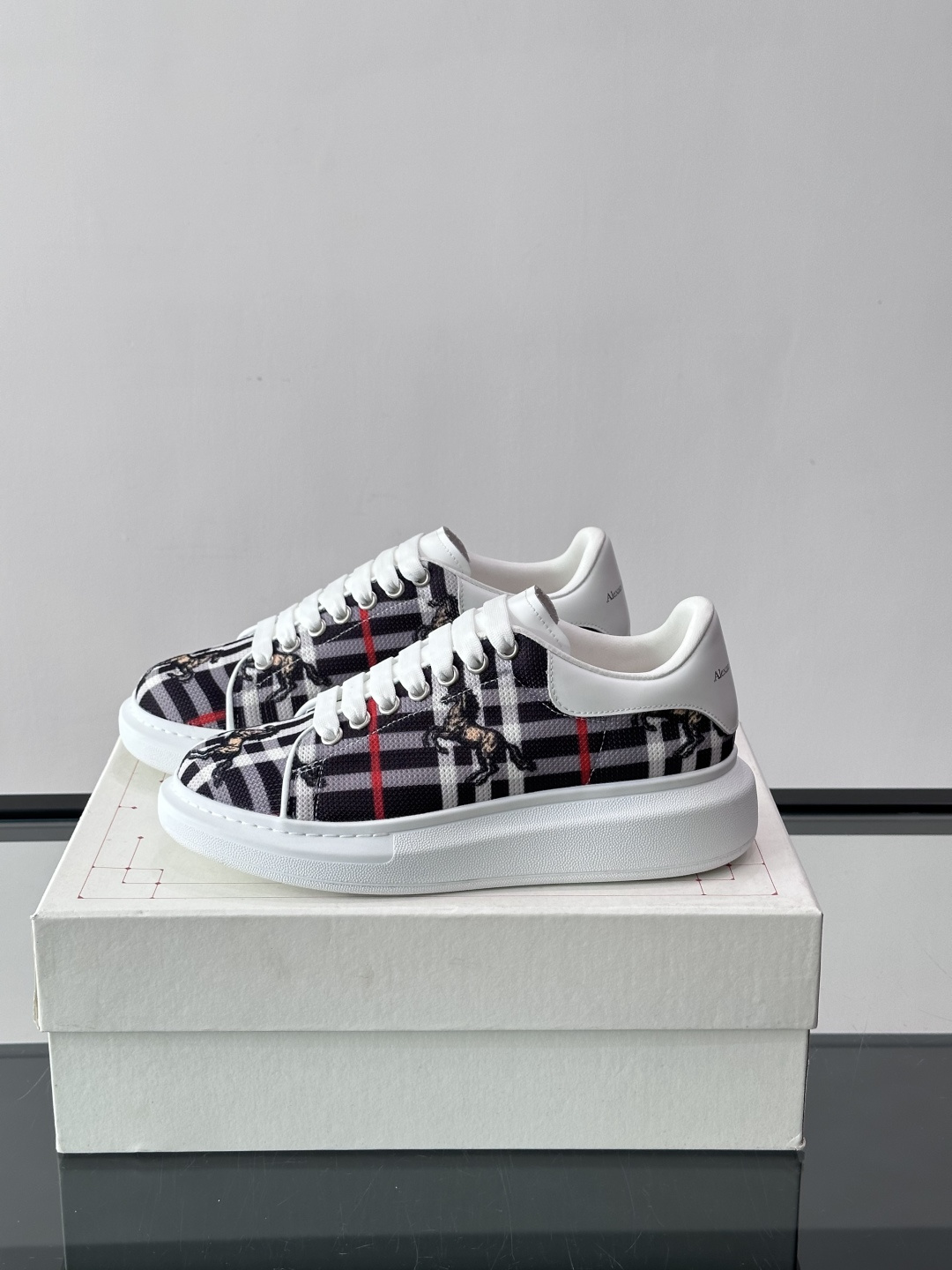Alexander McQueen&Burberry这款运动鞋采用经典格纹设计，黑白红配色+骑士图案，英