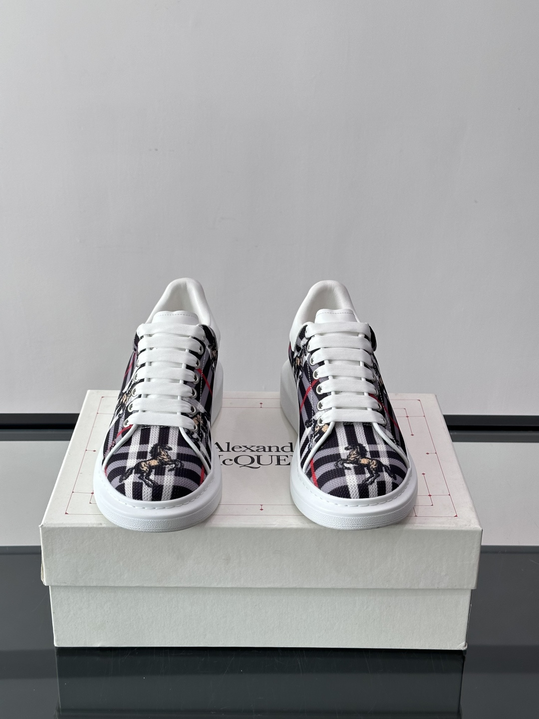 Alexander McQueen&Burberry这款运动鞋采用经典格纹设计，黑白红配色+骑士图案，英