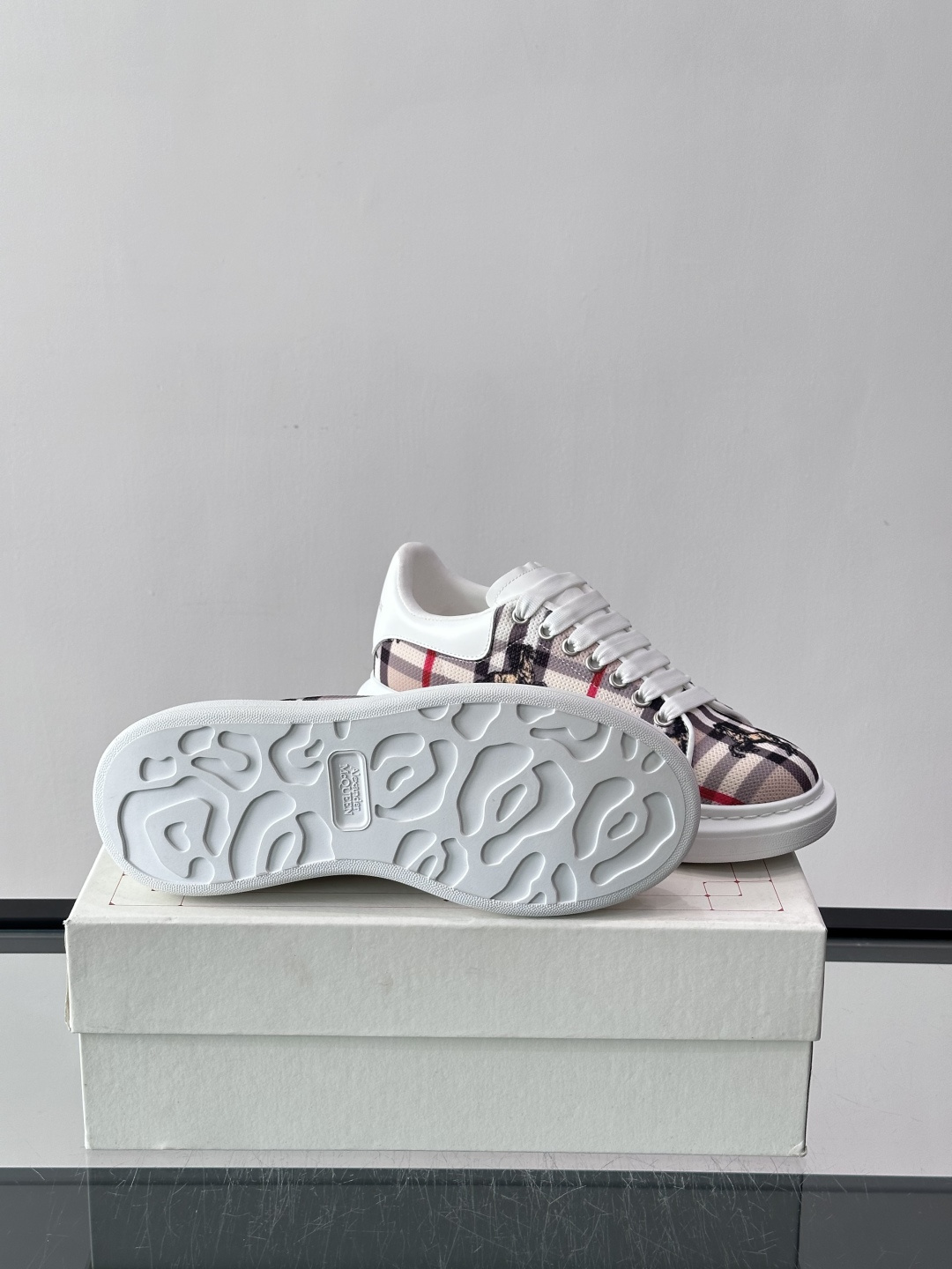 Alexander McQueen&Burberry这款运动鞋采用经典格纹设计，黑白红配色+骑士图案，英