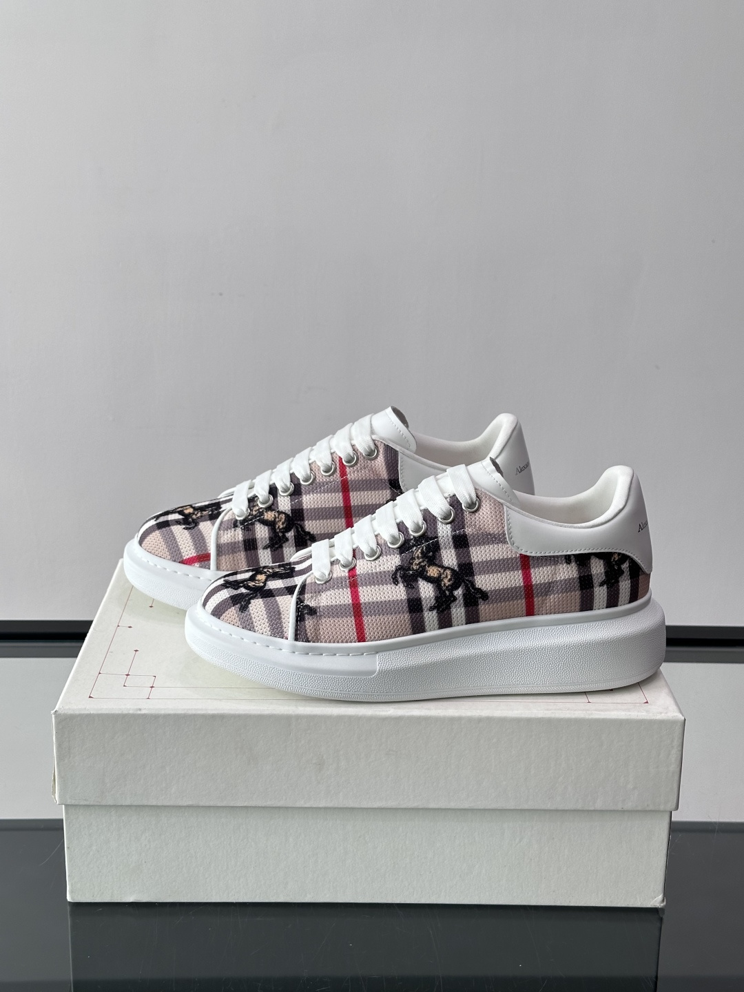 Alexander McQueen&Burberry这款运动鞋采用经典格纹设计，黑白红配色+骑士图案，英