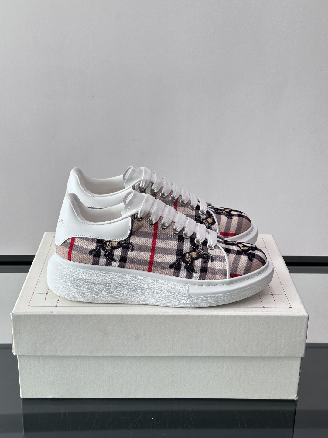 NO:833076,Alexander McQueen&Burberry's sneakers adopt a classic plaid design, black and white color combinations + knight pattern, full of British style!  The upper is made of high-quality fabric with white leather details, which is simple and recognizable. The thick-soled rubber sole is comfortable to wear and can quietly increase your height. It is very versatile for daily casual or street style, and can easily control various styles!  , size female 35-39, male 39-44 (female 34.40.41, male 38.45.46.47.48 customized, non-refundable),, burberry, sneakers19860909Alexander McQueen&Burberry这款运动鞋采用经典格纹设计,黑白红配色+骑士图案,英伦风满满！鞋面是高品质织物,搭配白色皮革细节,简约又有辨识度.厚底橡胶鞋底,穿着舒适还能悄悄增高,日常休闲或街头风都超百搭,轻松驾驭各种造型！ ,size女35-39,男39-44（女34.40.41,男38.45.46.47.48定制不退换）,,burberry,sneakers,Men's shoes