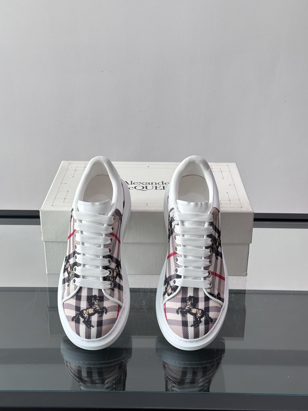 Alexander McQueen&Burberry这款运动鞋采用经典格纹设计，黑白红配色+骑士图案，英