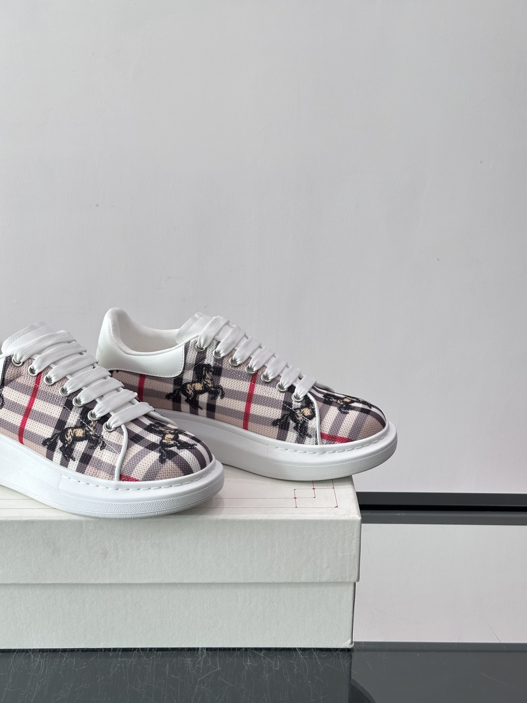 Alexander McQueen&Burberry这款运动鞋采用经典格纹设计，黑白红配色+骑士图案，英