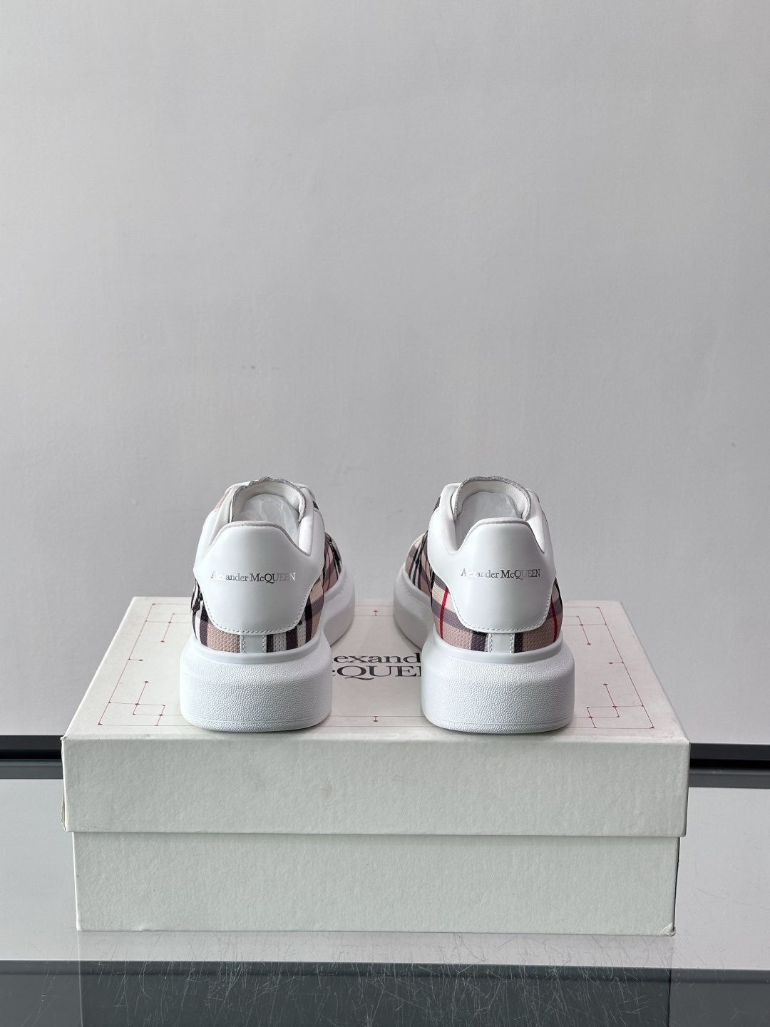 Alexander McQueen&Burberry这款运动鞋采用经典格纹设计，黑白红配色+骑士图案，英