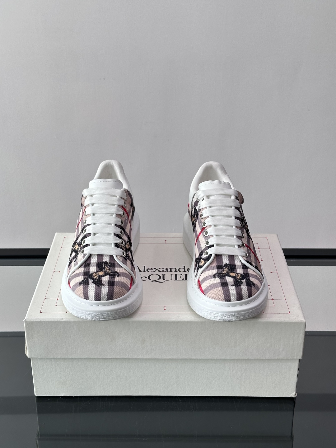 Alexander McQueen&Burberry这款运动鞋采用经典格纹设计，黑白红配色+骑士图案，英