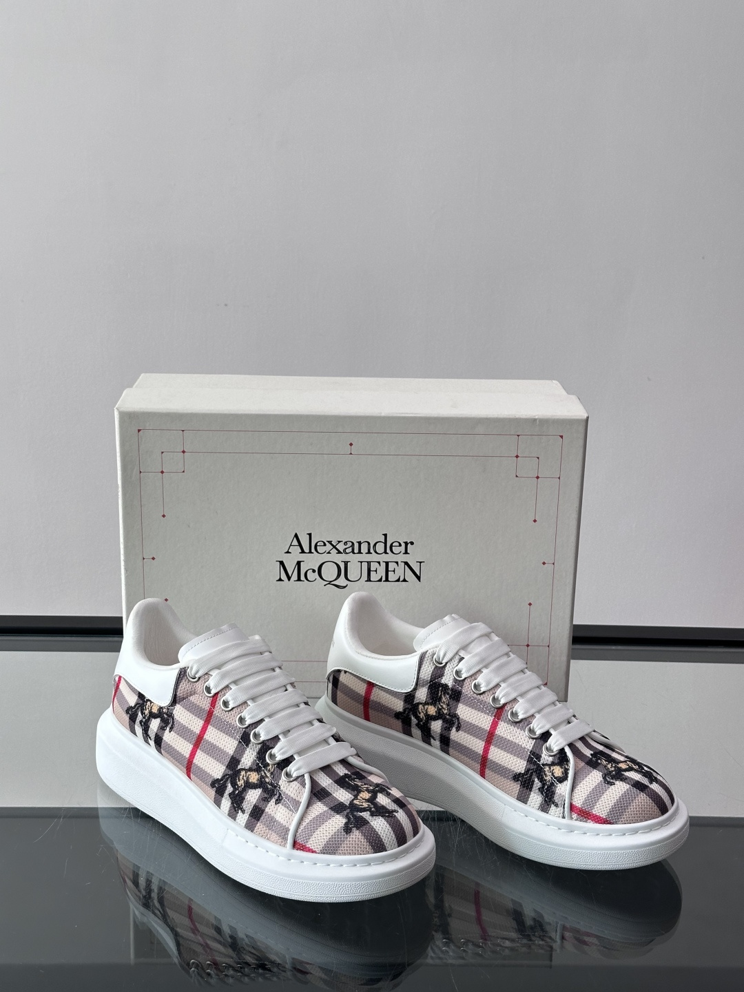 Alexander McQueen&Burberry这款运动鞋采用经典格纹设计，黑白红配色+骑士图案，英
