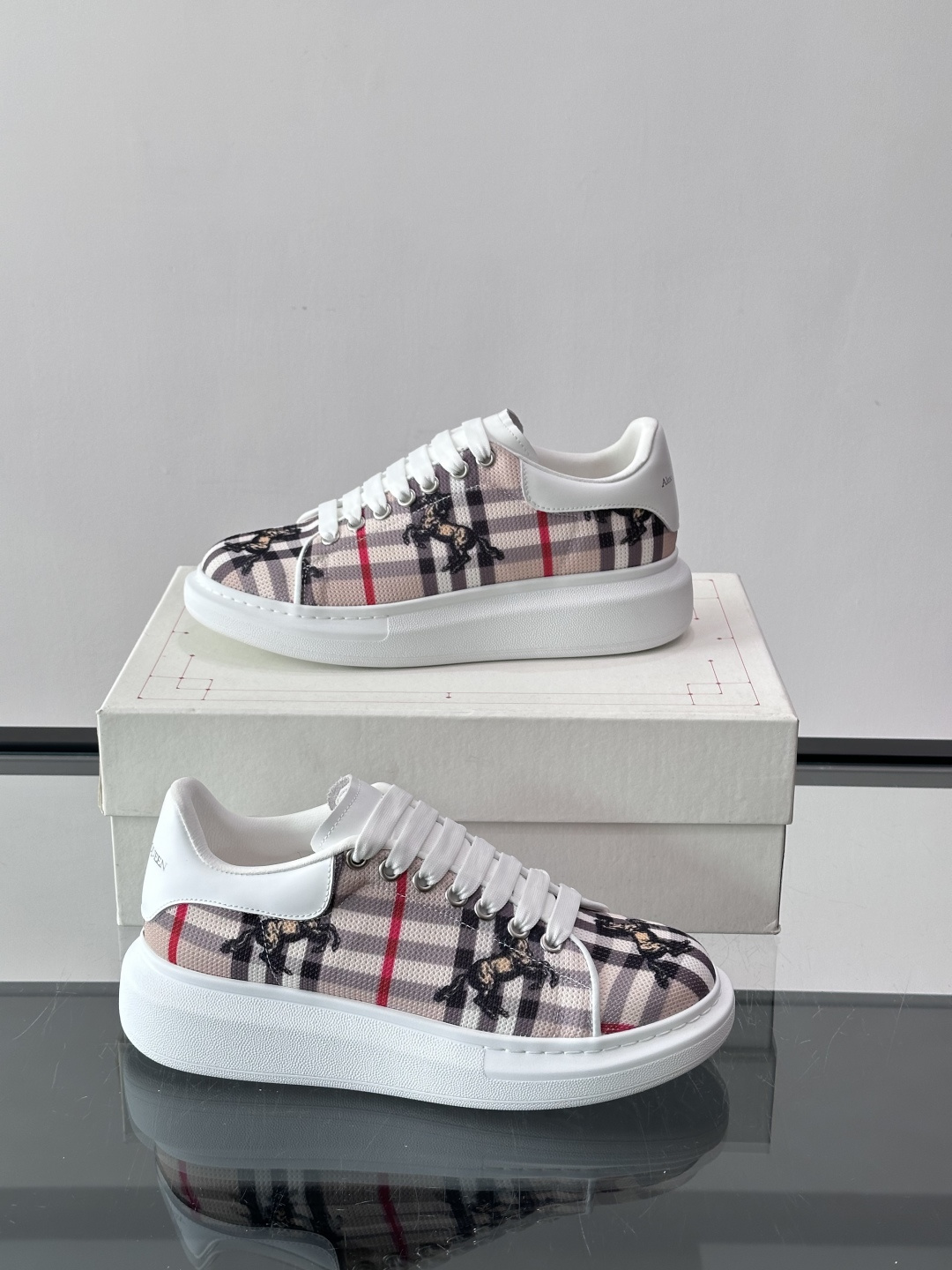 Alexander McQueen&Burberry这款运动鞋采用经典格纹设计，黑白红配色+骑士图案，英