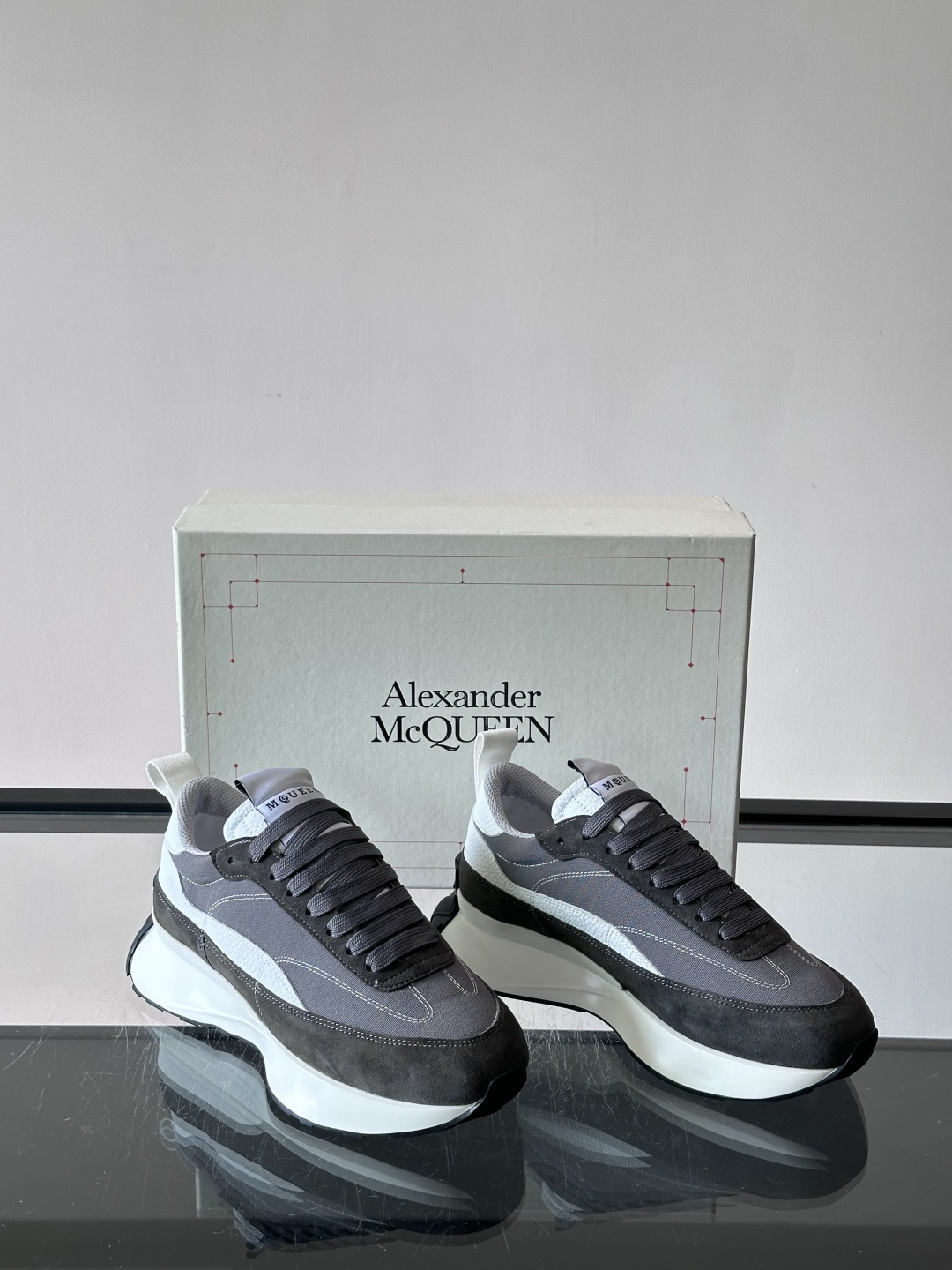 Alexander McQueen经典老爹鞋，麂皮➕牛皮拼接，层次感满满，质感高级✨。厚底设计，白色EV
