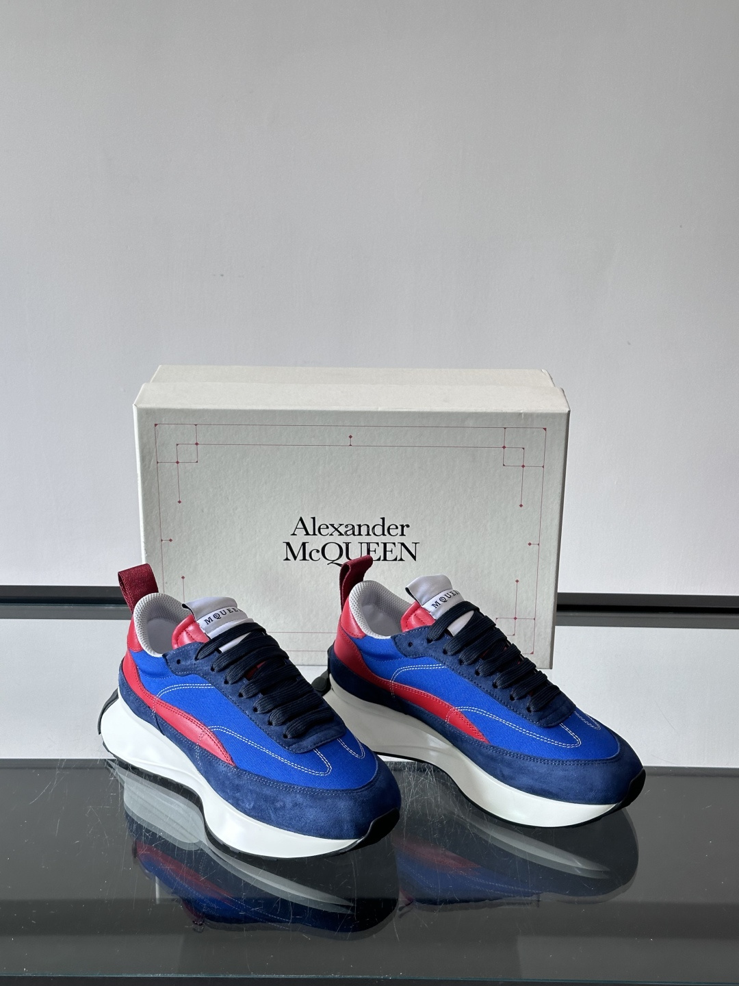 Alexander McQueen经典老爹鞋，麂皮➕牛皮拼接，层次感满满，质感高级✨。厚底设计，白色EV