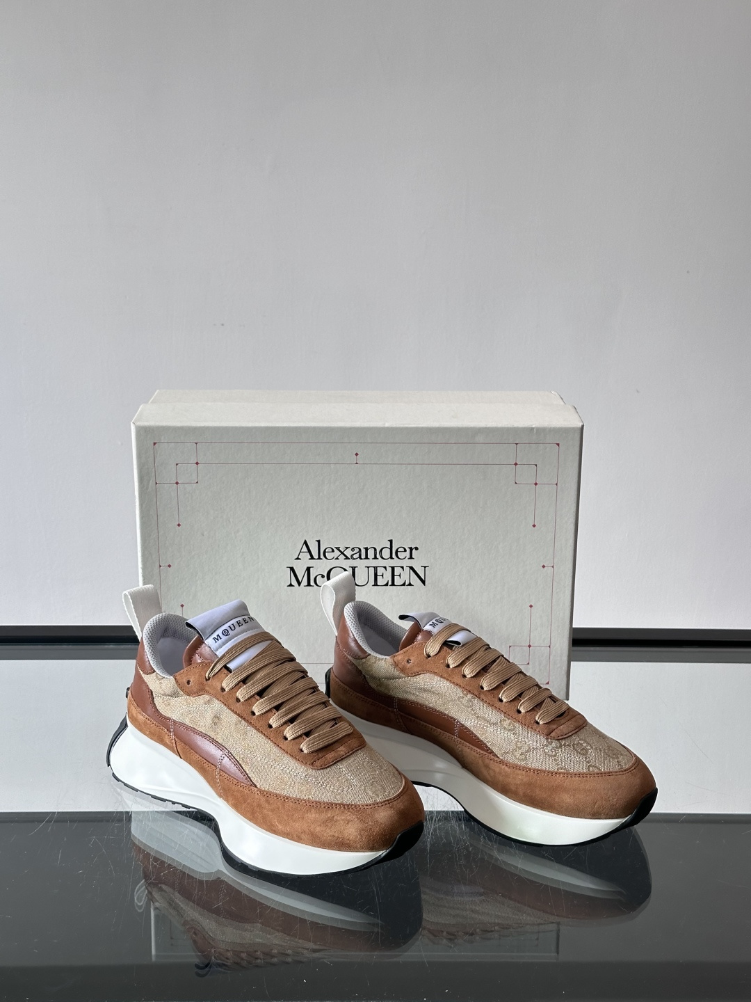 Alexander McQueen经典老爹鞋，麂皮➕牛皮拼接，层次感满满，质感高级✨。厚底设计，白色EV