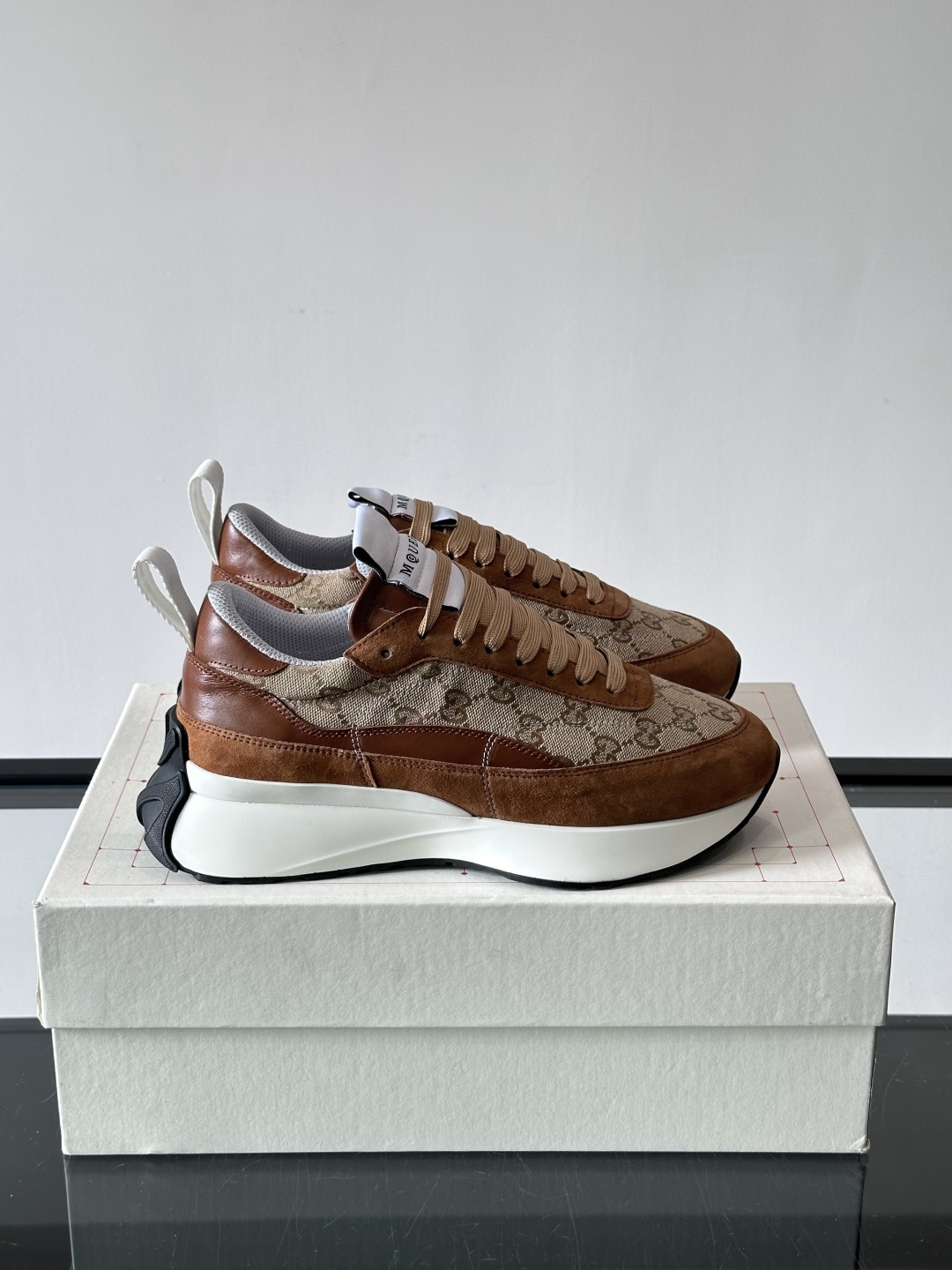 NO:833068,Alexander McQueen classic dad shoes, suede and cowhide stitching, full of layers and high-end texture. Thick-soled design, white EVA material, cushioning and increased, perfect for daily wear or long walks!  The tongue and heel have the brand logo, which is highly recognizable. It is a popular item in the fashion circle. It is very stylish with casual or street style~, size female 35-39, male 39-44 (female 34.40.41, male 38.45.46.47.48, customized and non-refundable),,cowhide,chamois leather19860909Alexander McQueen经典老爹鞋,麂皮牛皮拼接,层次感满满,质感高级.厚底设计,白色EVA材质,缓震又增高,日常穿搭或长时间行走都很OK！鞋舌&鞋跟有品牌标志,辨识度超高,时尚圈人气单品,搭配休闲或街头风都超有型～ ,size女35-39,男39-44（女34.40.41,男38.45.46.47.48定制不退换）,,cowhide,chamois leather,Men's shoes