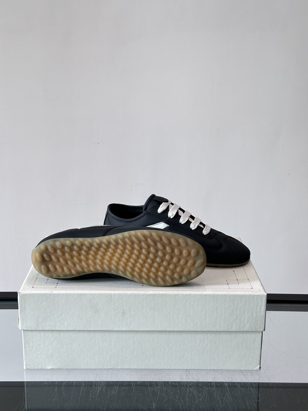 Alexander McQueen麂皮运动鞋​​🌸这款麂皮运动鞋来自Alexander McQueen，