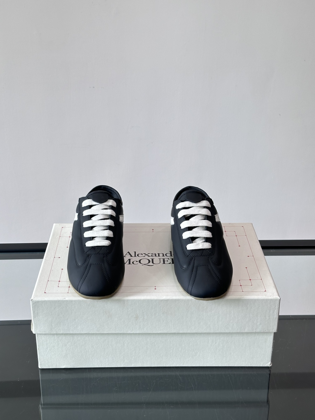 Alexander McQueen麂皮运动鞋​​🌸这款麂皮运动鞋来自Alexander McQueen，
