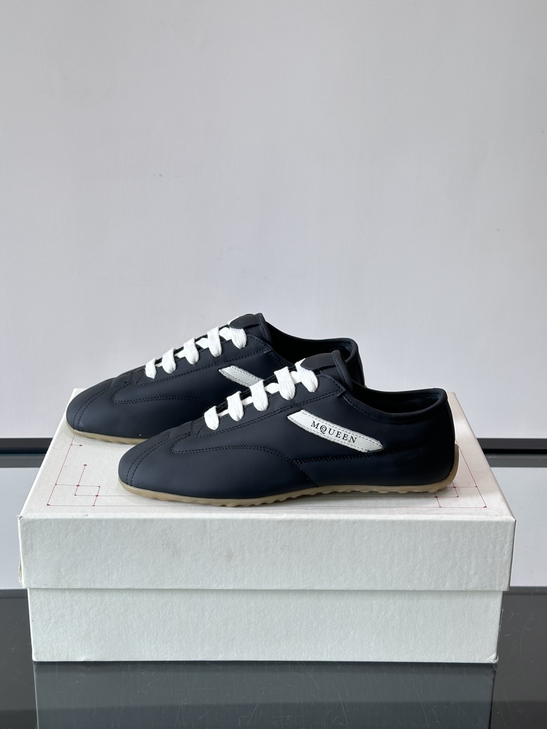 Alexander McQueen麂皮运动鞋​​🌸这款麂皮运动鞋来自Alexander McQueen，