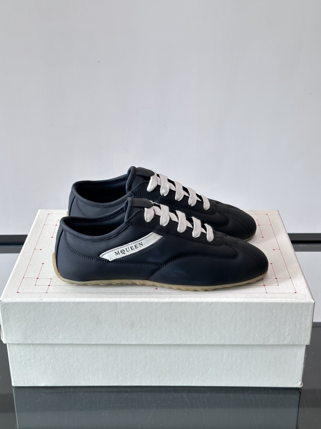 Alexander McQueen麂皮运动鞋​​🌸这款麂皮运动鞋来自Alexander McQueen，
