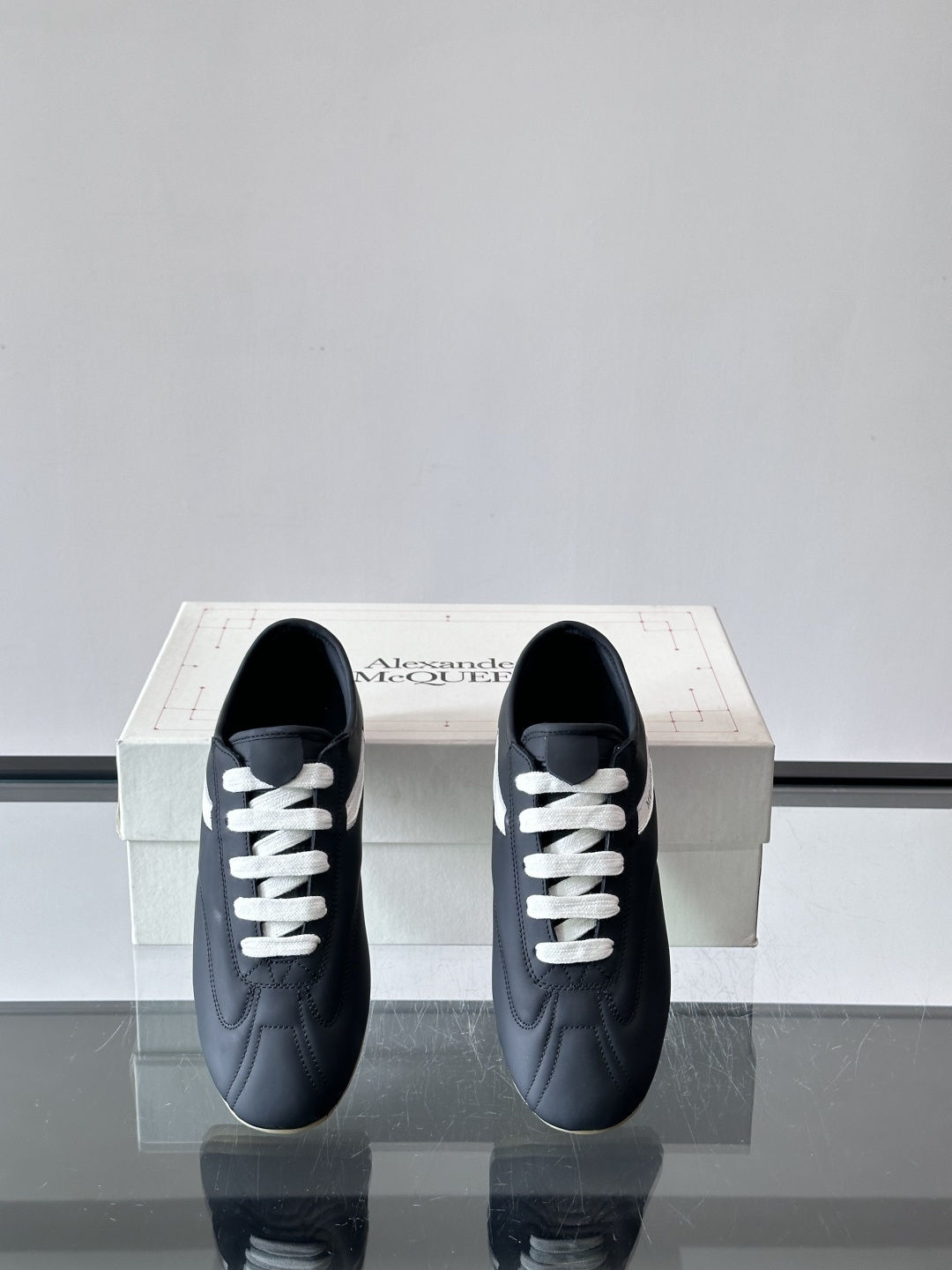 Alexander McQueen麂皮运动鞋​​🌸这款麂皮运动鞋来自Alexander McQueen，