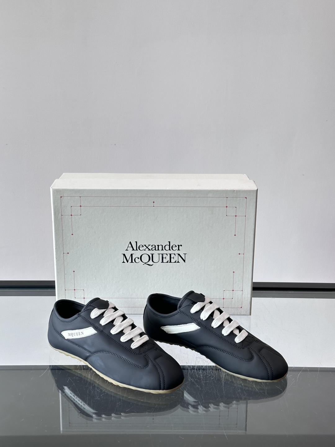 Alexander McQueen麂皮运动鞋​​🌸这款麂皮运动鞋来自Alexander McQueen，