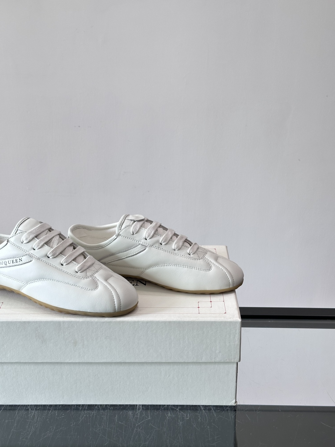 Alexander McQueen麂皮运动鞋​​🌸这款麂皮运动鞋来自Alexander McQueen，